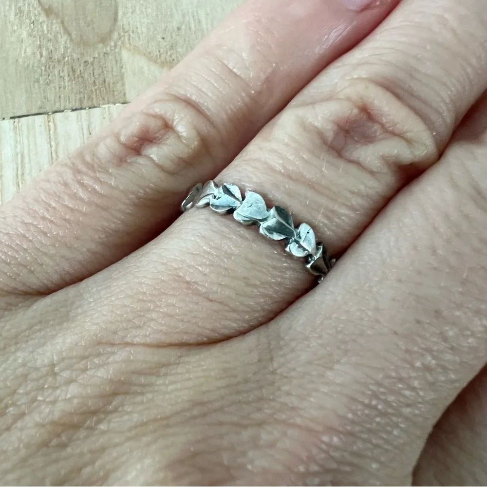 Artisan 925 Sterling Silver rugged hearts band ring size 6